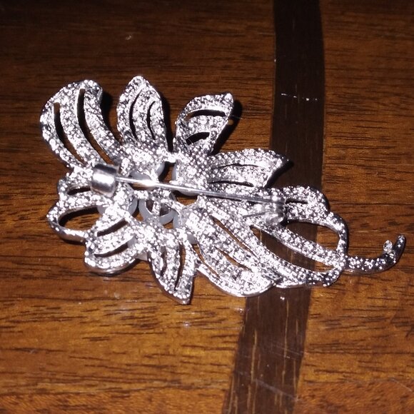 Elegant Brooch Pin, Made in Europe - Picture 2 of 2